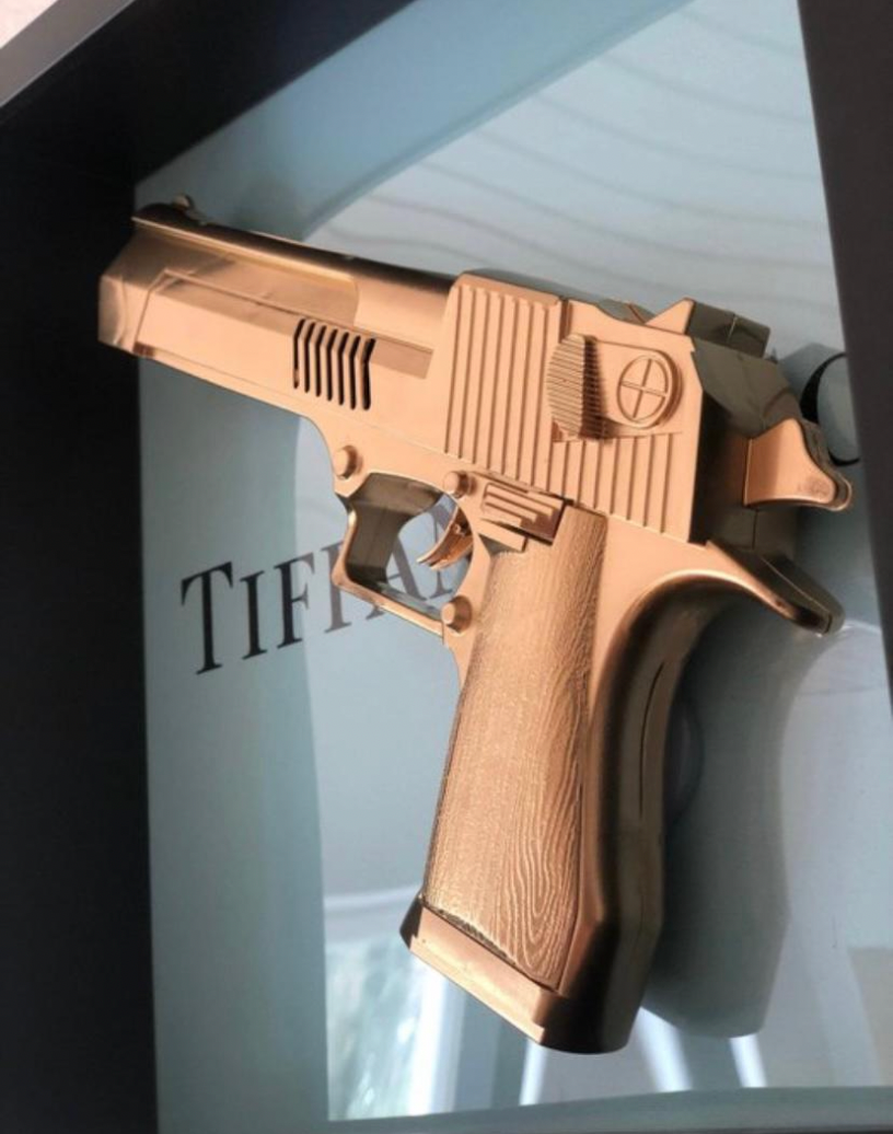 Super Shiny Golden War on Tiffany & Co. - PopArt Kunst